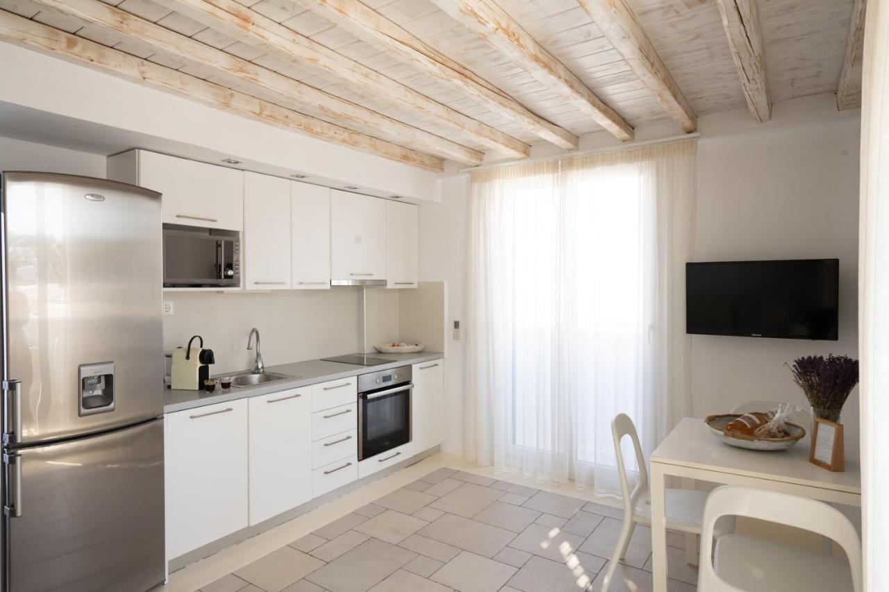 Blue, White And Grey Suites 奥诺斯 外观 照片