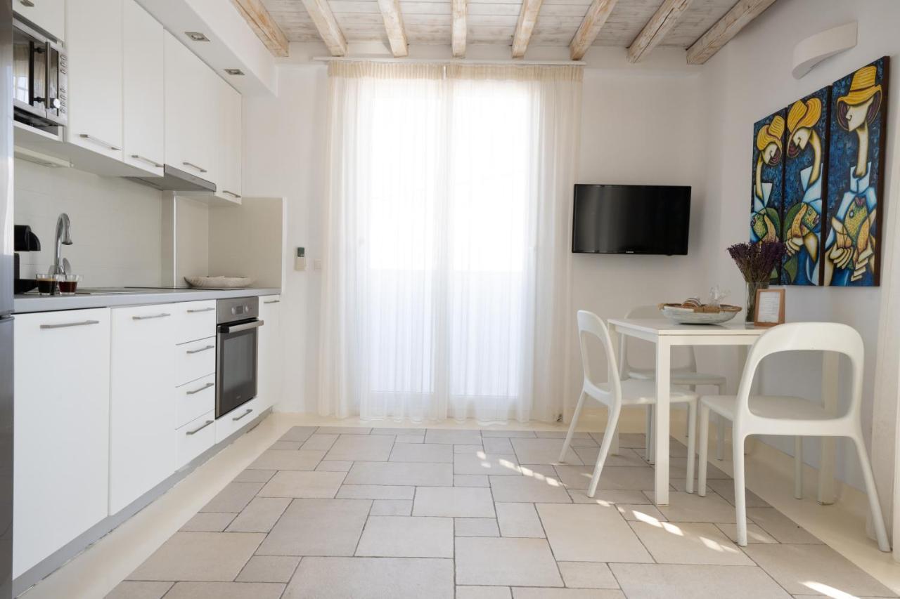 Blue, White And Grey Suites 奥诺斯 外观 照片